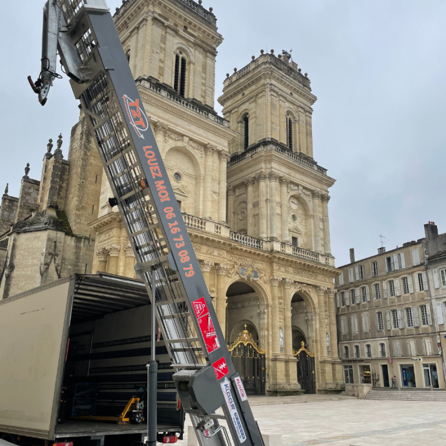 Location d’un monte-meuble pour déménagement et transfert à Toulouse